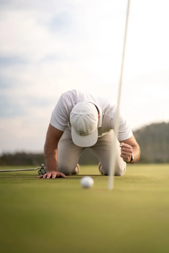 ego en el golf agachado